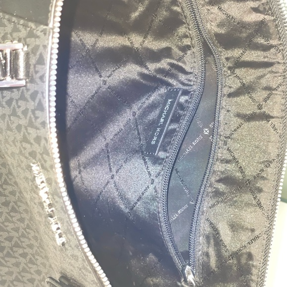 Michael Kors Black Handbag with zipper - Picture 3 of 3